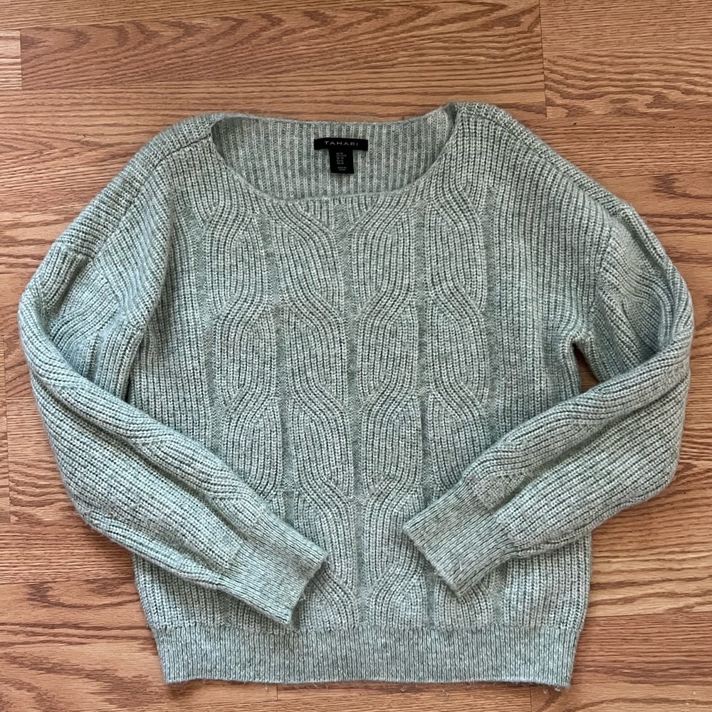 Elite Tahari Women’s Medium Knit Sweater